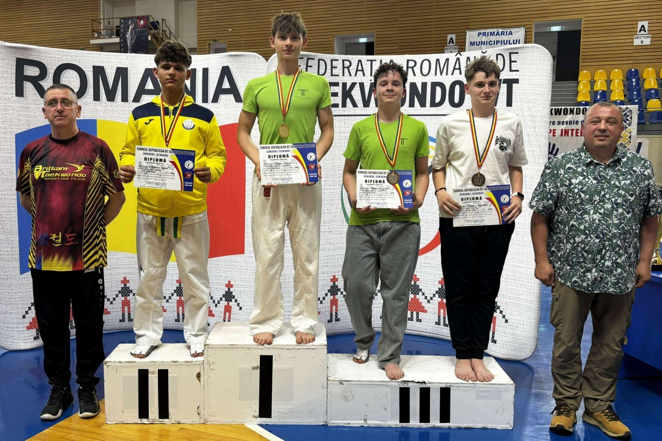 Középen Cantea Daniel, mellette jobboldalon, Tamás Örs István •  Fotó: Csíki Titánok