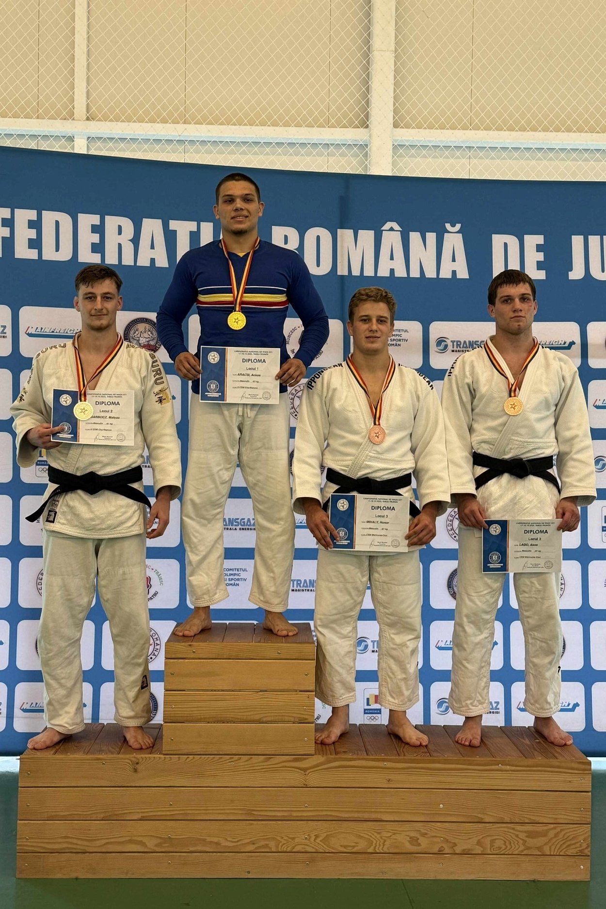 A dobogó legfelső fokán a céhes városi Aracsi Ákos, mellette baloldalon Barbocz Mátyás, jobboldalon a két csíki: Mihály Hunor és Ladó Ákos •  Fotó: Csíkszeredai VSK