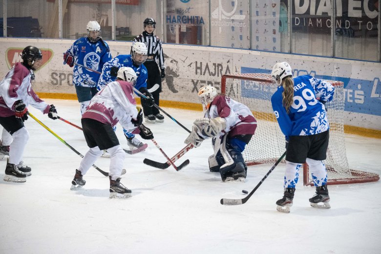 Gólparádét tartottak hazai jégen a csíki női hokisok