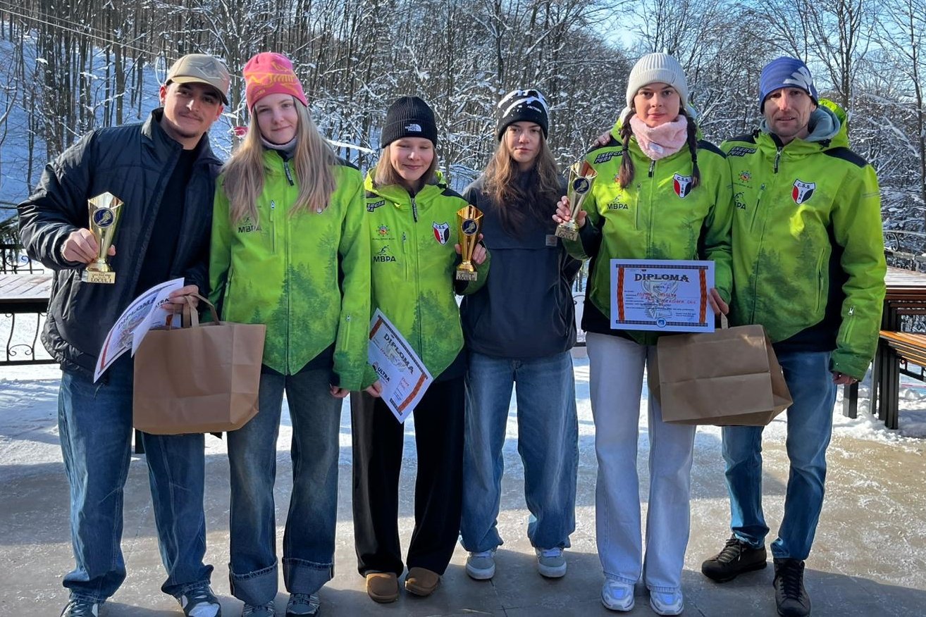 A Csíkszeredai ISK U21-es sícsapata. Jobbról ifj. Bíró Tibor edző &bullet;  Fotó: Csíkszeredai ISK