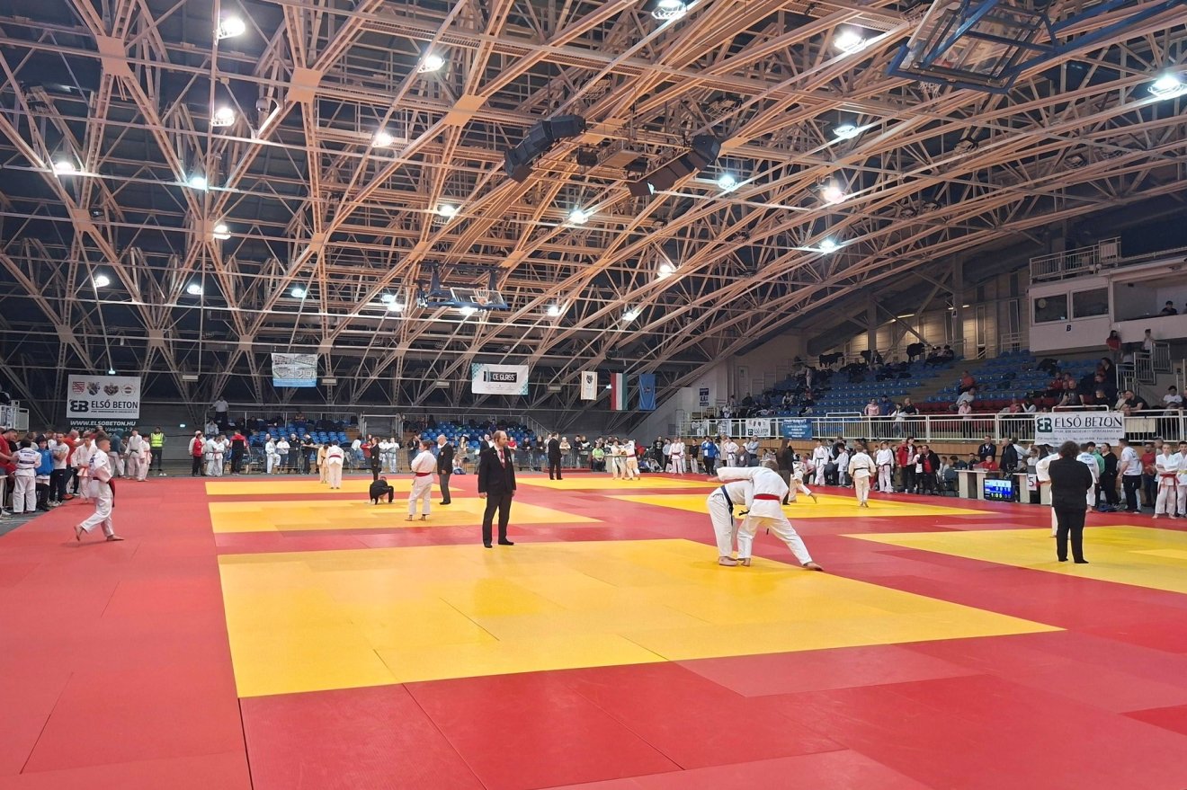 A Szegedi Sportcsarnok, küzdőtétérré alakítva. &bullet;  Fotó: Csíkszentdomokosi Judo Klub