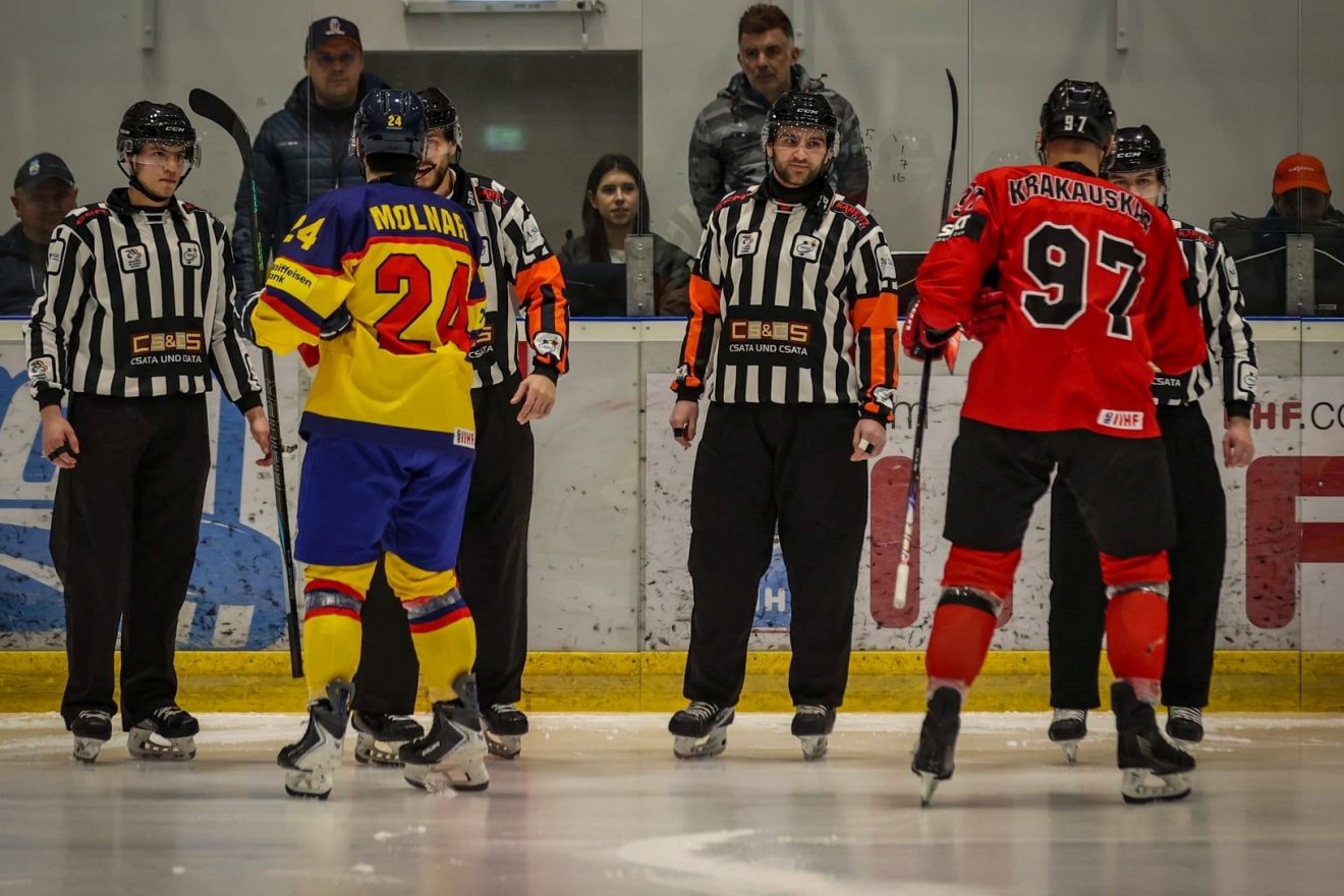 Hazai bírók vezették a mérkőzést &bullet;  Fotó: Román Jégkorong-szövetség (FRHG)