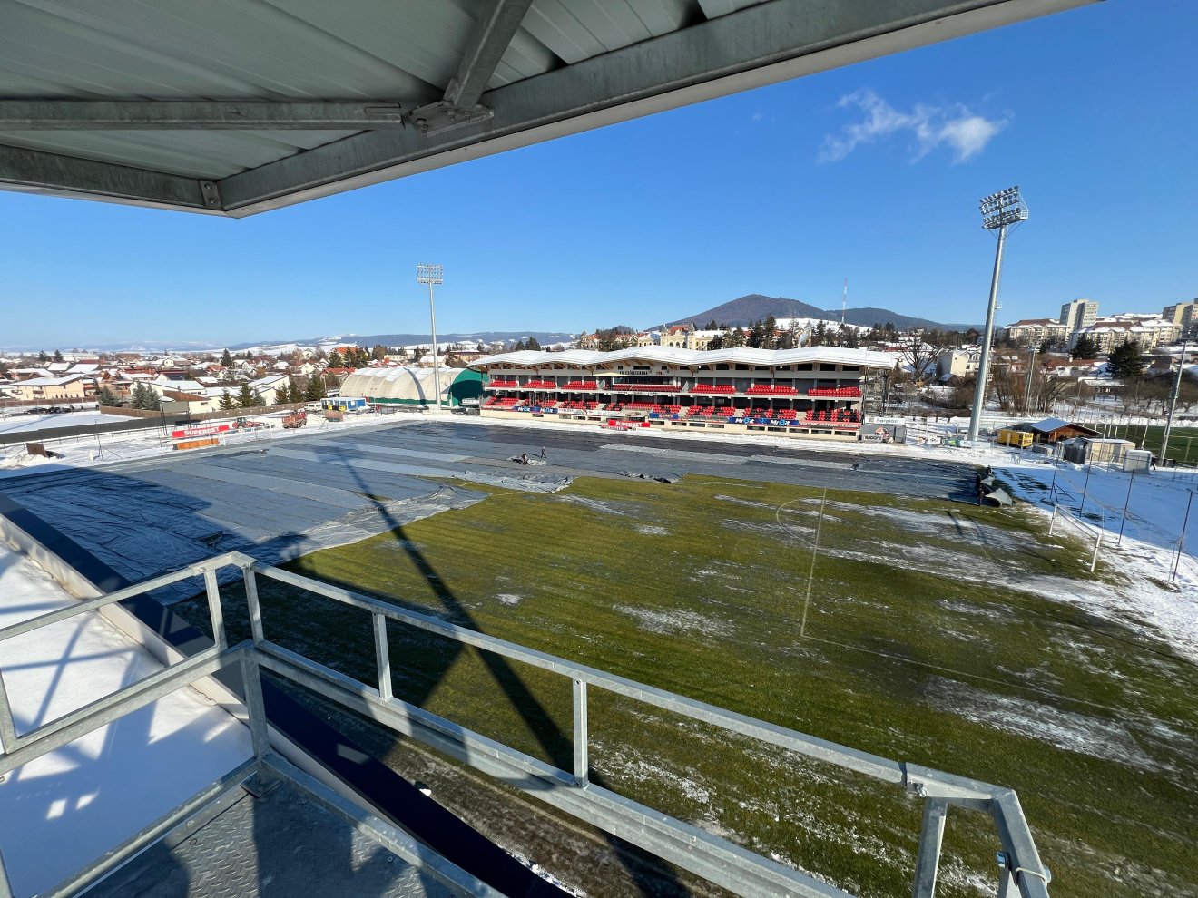 A csíkszeredai pálya állapota két nappal a Botoșani elleni bajnokit megelőzően &bullet;  Fotó: Orbán László