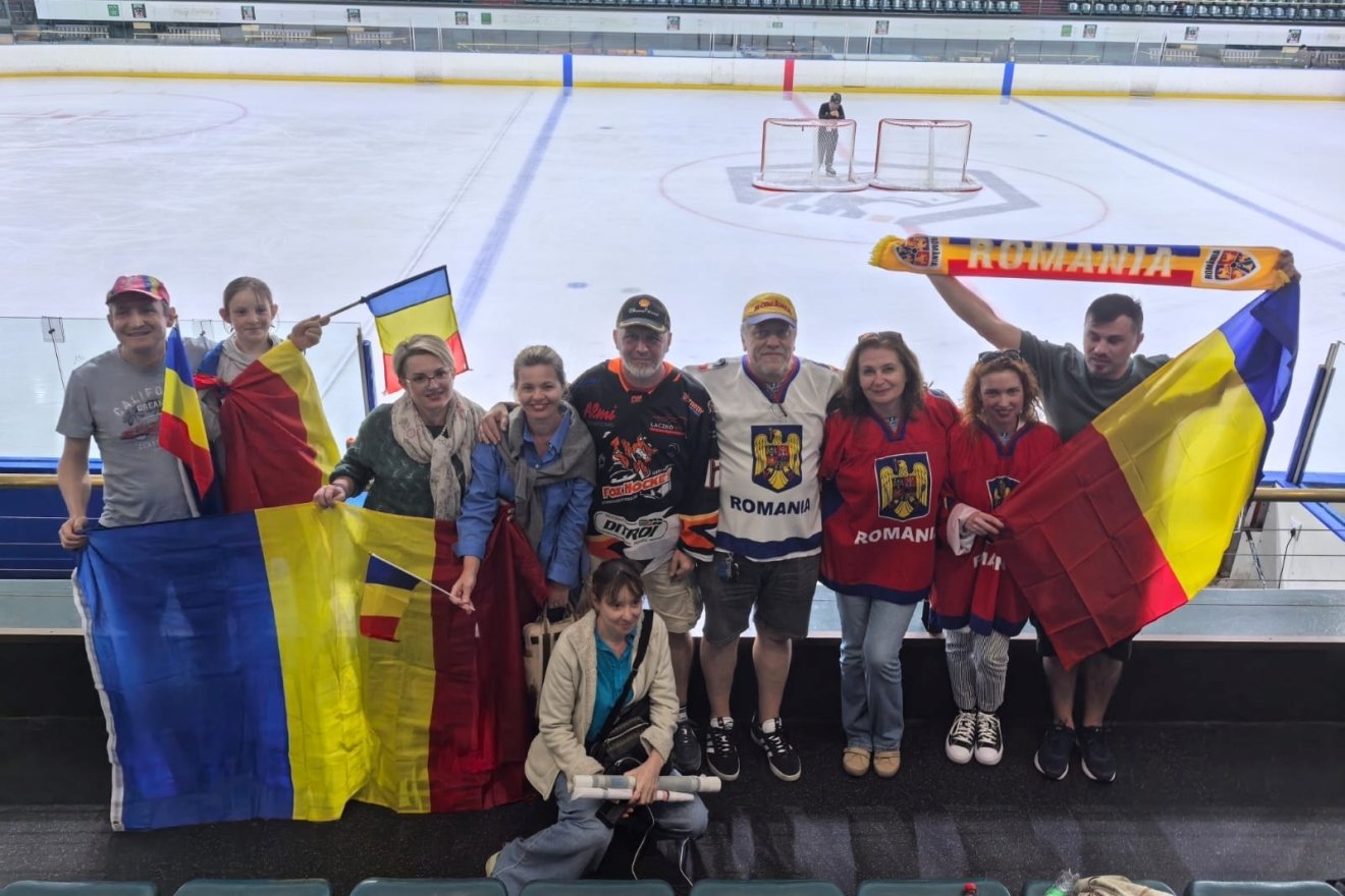 Romániai szurkolók a fokvárosi sportcsarnokban &bullet;  Fotó: Román Jégkorong-szövetség (FRHG)