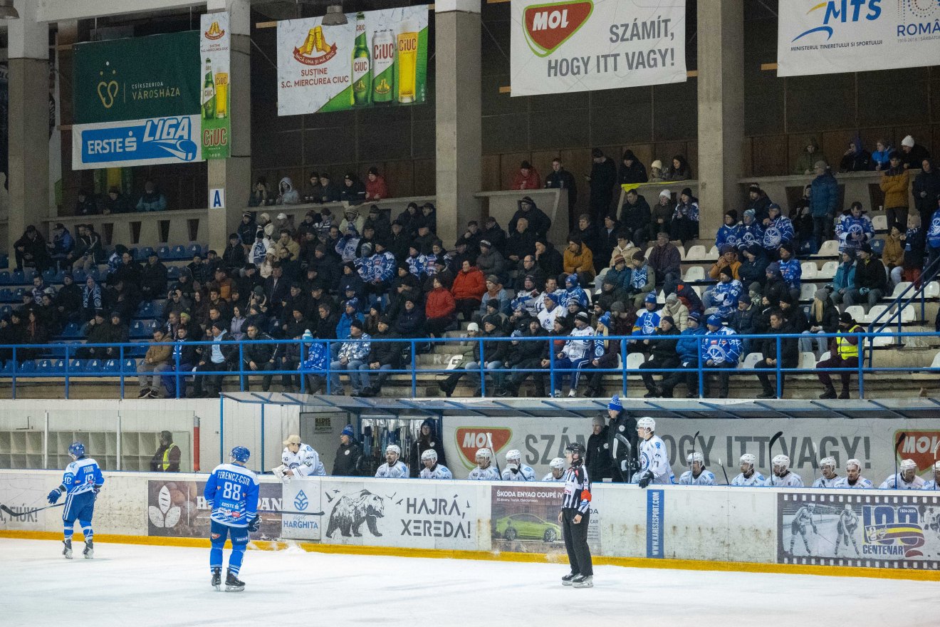 Félig telt meg a Vákár Lajos Műjégpálya a kék-fehérek utolsó Erste Liga alapszakaszbeli mérkőzésén. &bullet;  Fotó: Borbély Fanni