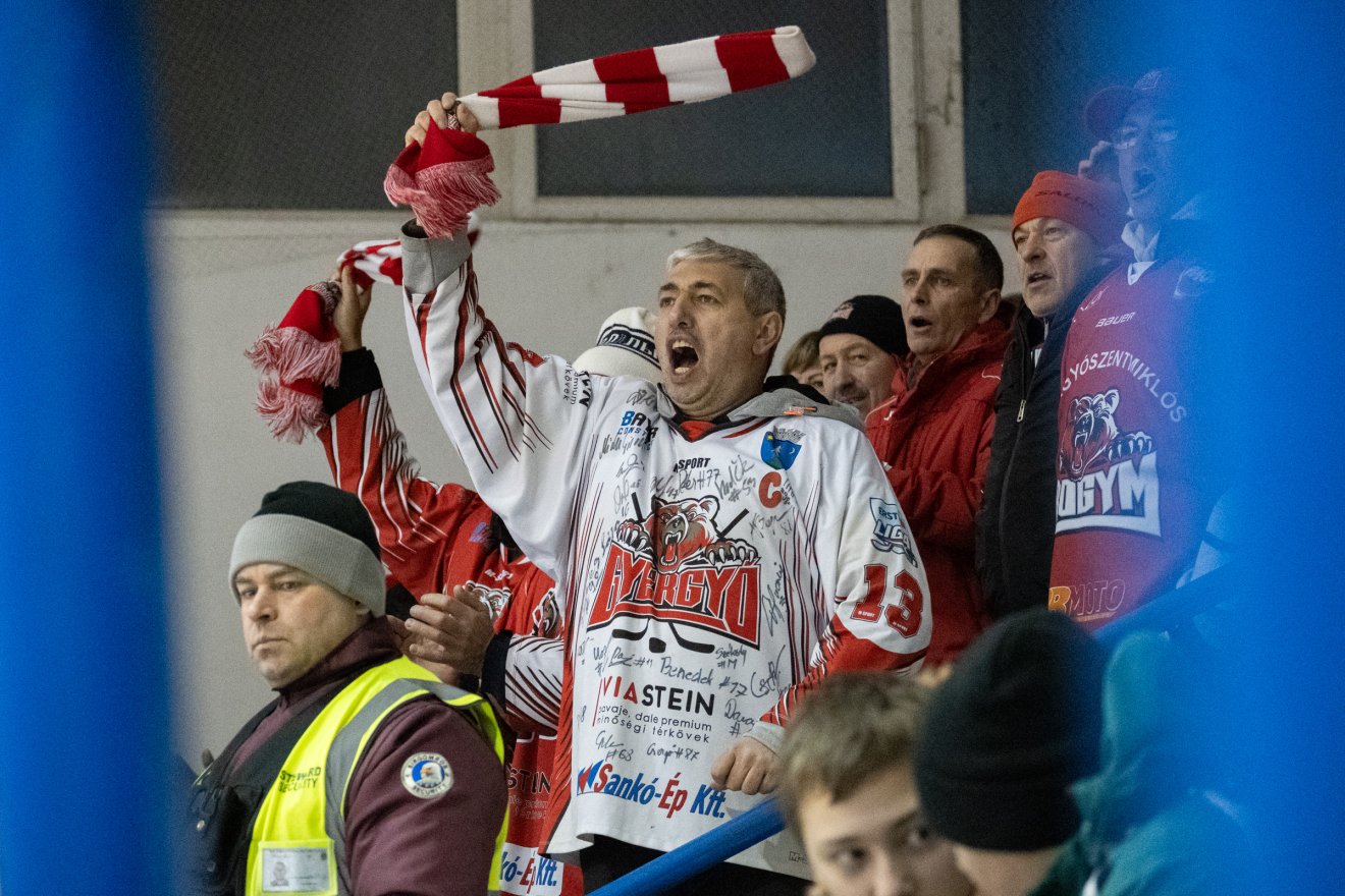 Lelkes szurkolótábor kísérte el a Gyergyói HK csapatát Csíkszeredába &bullet;  Fotó: Borbély Fanni