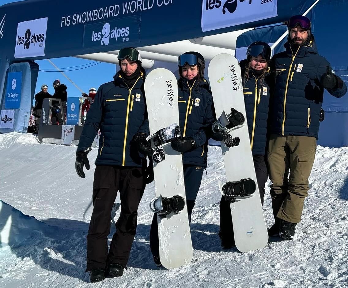 A téli olimpiára kijutott székelyföldi lányok és edzőik. Balról jobbra: Reisz Zoltán, Mandel Kata, Bartalis Henrietta és Kinda Géza &bullet;  Fotó: VSK Csíkszereda