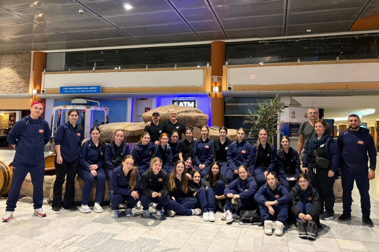 A keret és a szakmai stáb a Fokvárosi Nemzetközi Repülőtéren. &bullet;  Fotó: FRHG