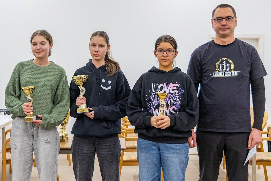Az ifi kategória női dobogósai, balról jobbra: Kiss Hanna, Kiss Abigél, Nagy-Elek Panna &bullet;  Fotó: Harghita Chess Club