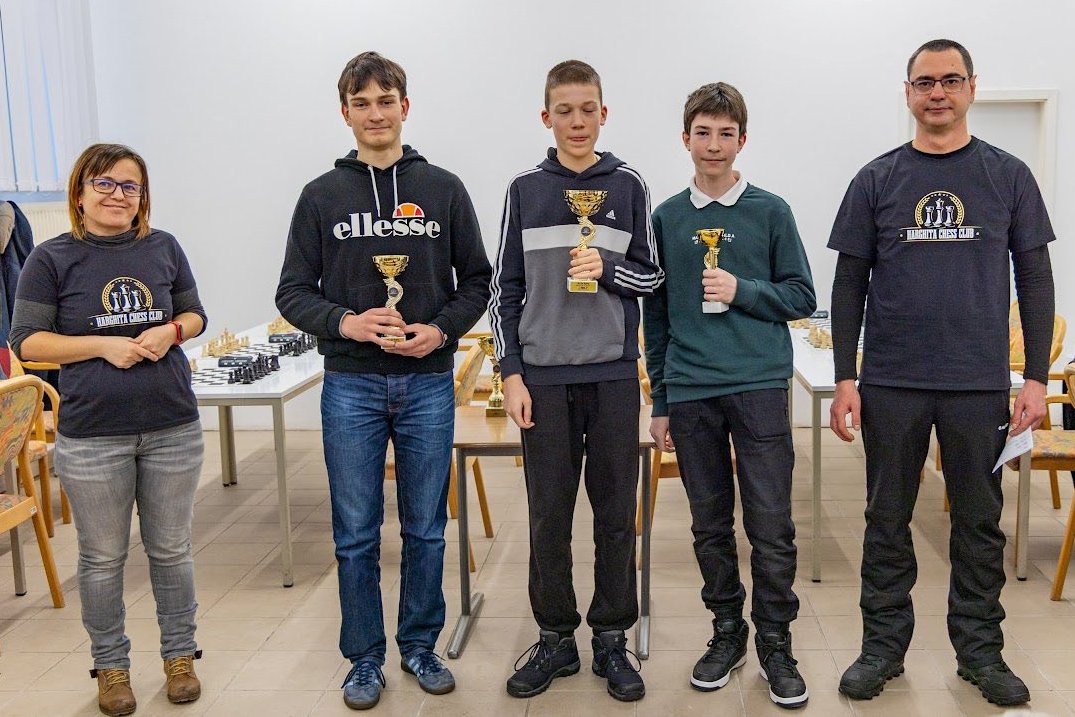 Az ifi kategória férfi dobogósai balról jobbra: Léstyán Péter, Blága Máté, Szántó Benjámin &bullet;  Fotó: Harghita Chess Club