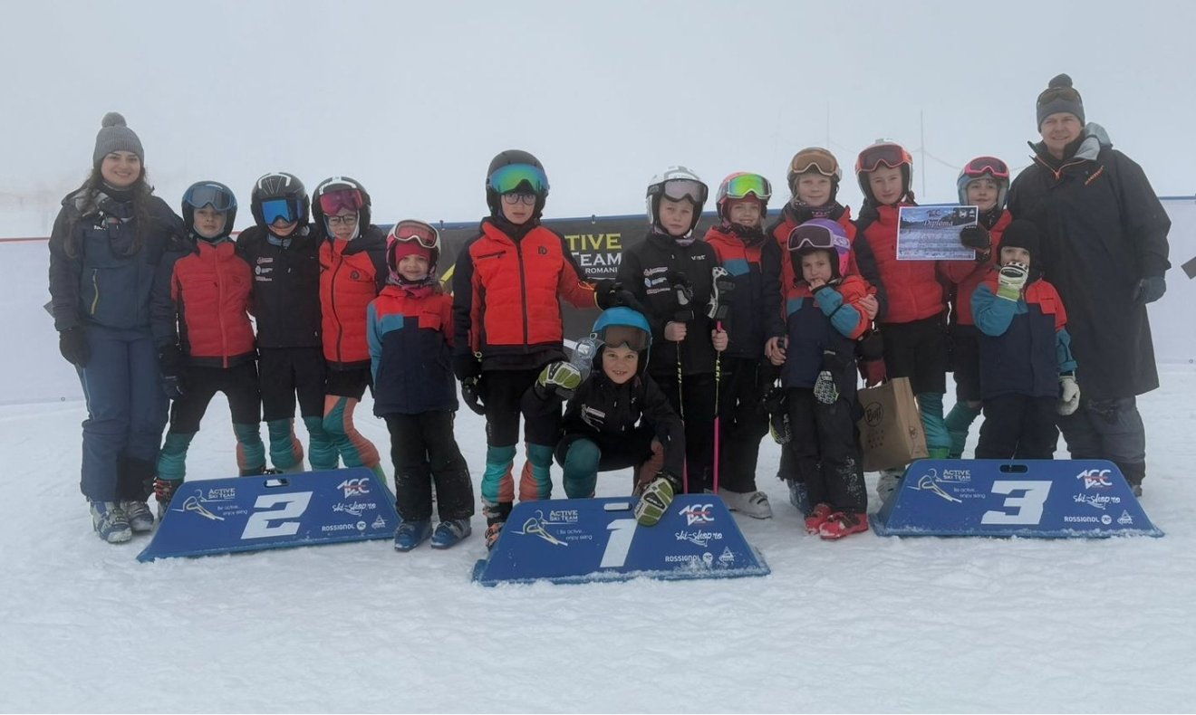 Csíkszeredai Kidssport sícsapata Brassópojánán. Jobbról Miklós Edit a csapat vezetőedzője &bullet;  Fotó: KidsSport Racing Team