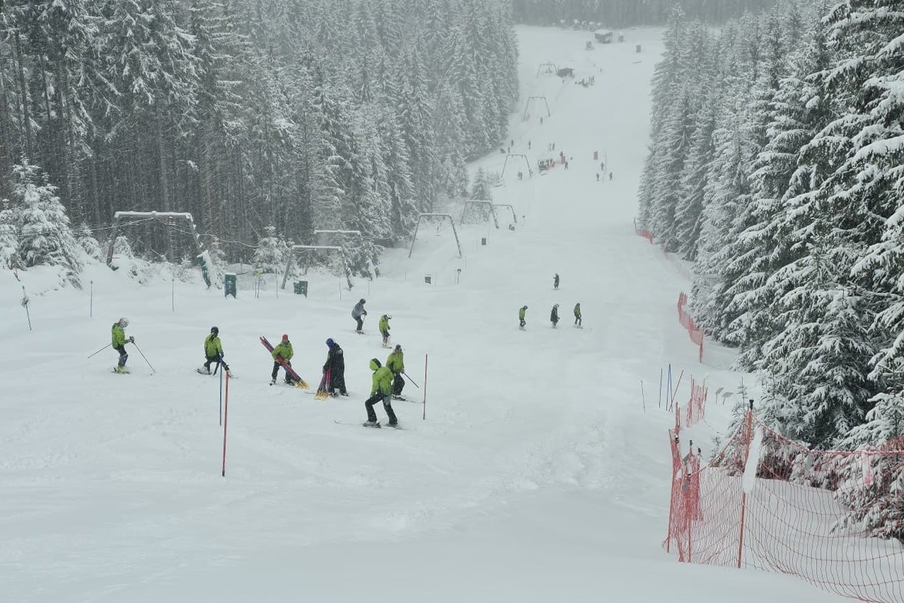 Pályatűzés a Kossuth-sípályán &bullet;  Fotó: Csíkszeredai ISK