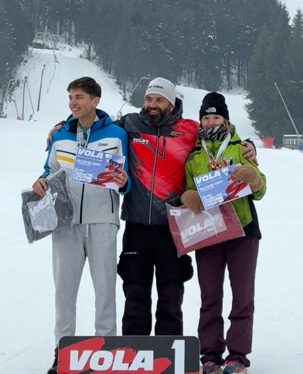 Rahău Hanna Victoria (jobbról) különdíjban részesült &bullet;  Fotó: Csíkszeredai ISK