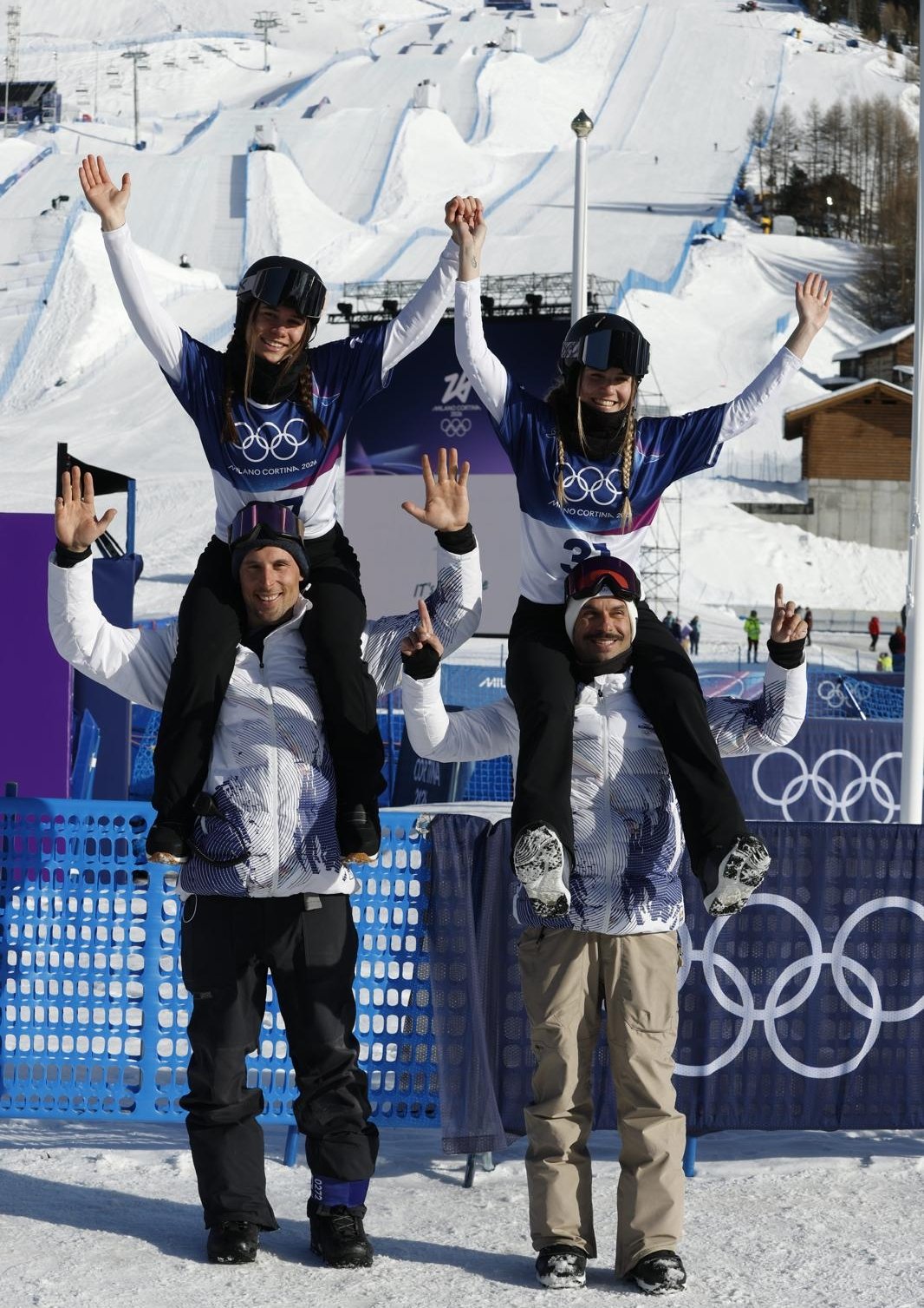 Verseny utáni boldog pillanatok a székelyföldi hódeszkásokkal &bullet;  Fotó: Halmágyi Zsolt
