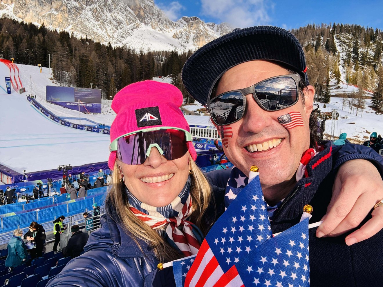 Xántus Bíborka (balról) és férje Ryan Adams a téli olimpia helyszínén • Fotó: Xántus Bíborka archívuma