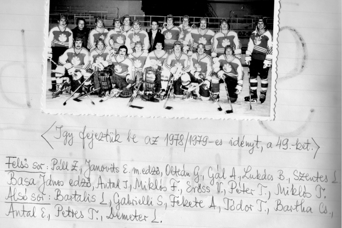 A Csíkszeredai Sportklub csapata 1978-ban. A kép alatt Nagy Benedeknek, a csíki hoki akkori krónikásának kézírása olvasható &bullet;  Fotó: Nagy Benedek hagyatéka