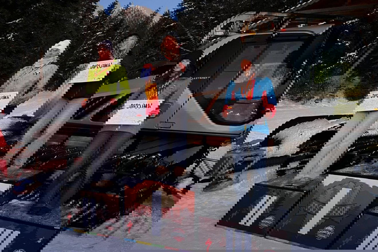 Az U21-es korosztály műlesikló versenyének mindhárom érmese magyar anyanyelvű. Balról jobbra Fehér Orsolya, a kolozsvári Moldován Sofia és Bíró Maja &bullet;  Fotó: Csíkszeredai ISK