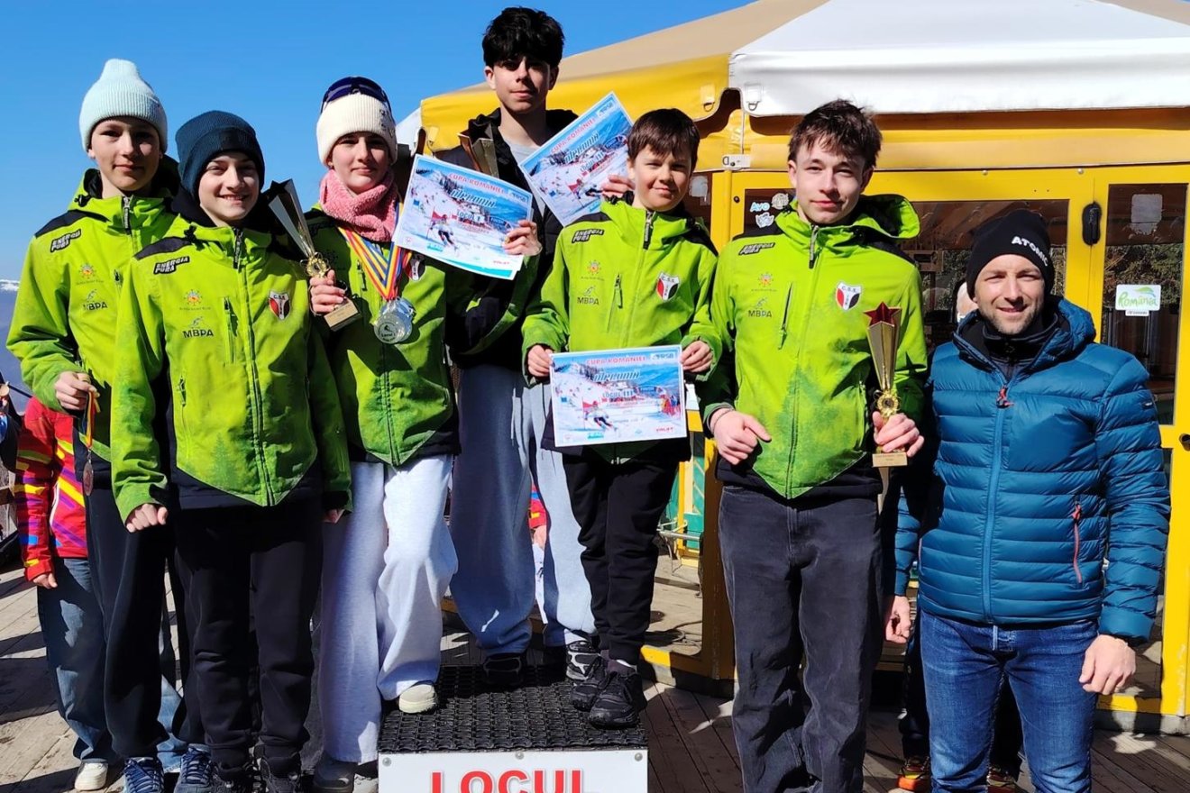 A csíkszeredai ISK sícsapata Strázsán. Jobbról Péter Zsombor edző &bullet;  Fotó: Csíkszeredai ISK