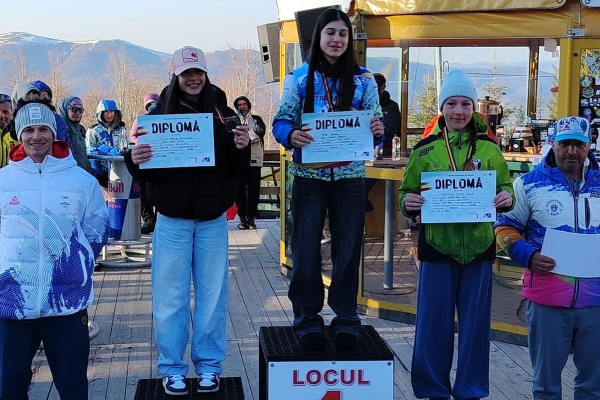 Fekete Emma Róza (jobbról a második) bronzérmes lett &bullet;  Fotó: Csíkszeredai ISK