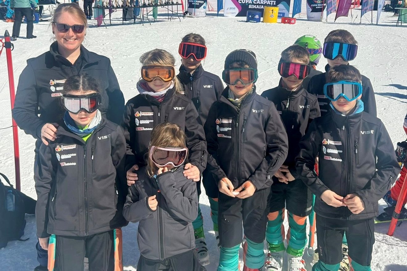 A Csíkszeredai KidsSport Racing Team legfiatalabb sízői Karácson-Böjte Kinga edzőnő társaságában &bullet;  Fotó: KidsSport Racing Team