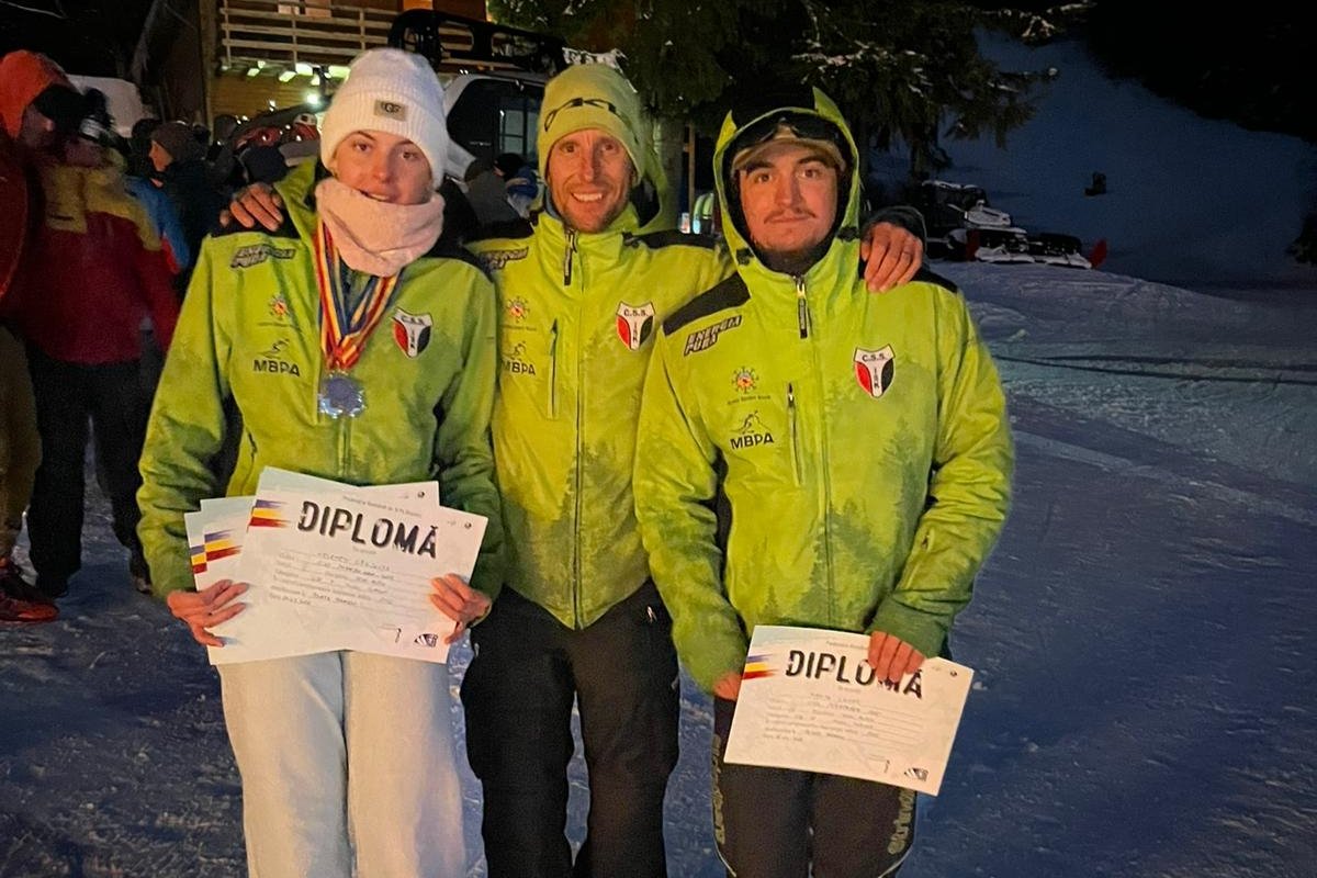 A csíkszeredai ifj. Bíró Tibor edző (középen) két tanítványával, Kelemen Orsolyával és Laczkó Csanáddal &bullet;  Fotó: Csíkszeredai ISK