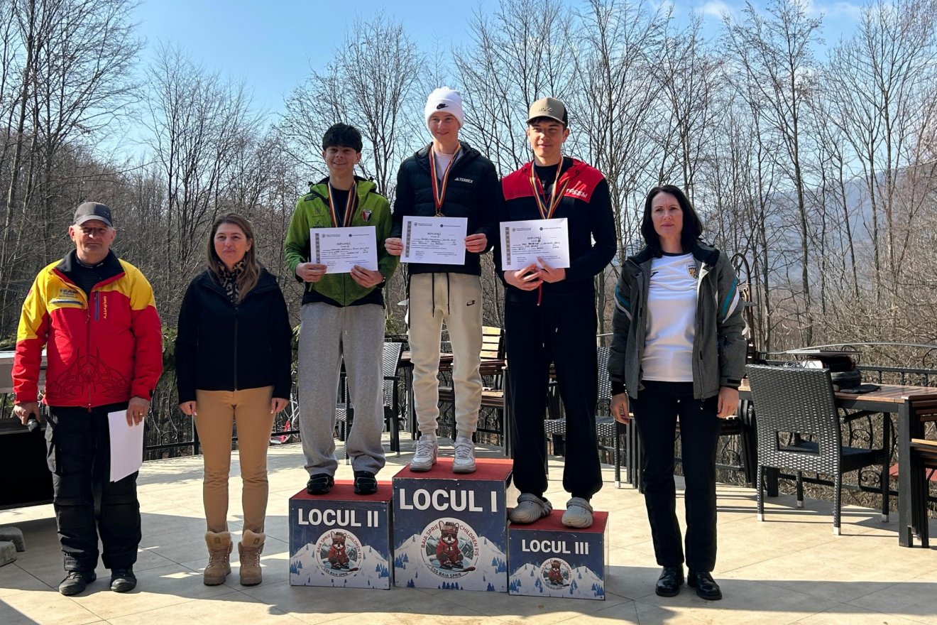 Kelemen Gergő (jobbról a harmadik) az U16-os korosztályban szerzett érmeket &bullet;  Fotó: Csíkszeredai ISK