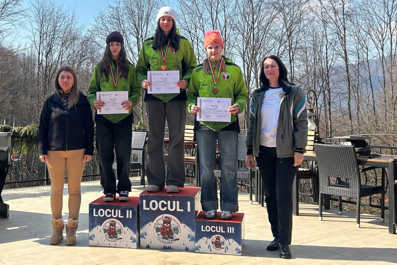 Az U18-as korosztályúak műlesikló versenyén teljesen székely volt a dobogó. Balról jobbra:  2. Szabó Zsanett, Kelemen Orsolya és Salamon-Magyari Viktória &bullet;  Fotó: Csíkszeredai ISK