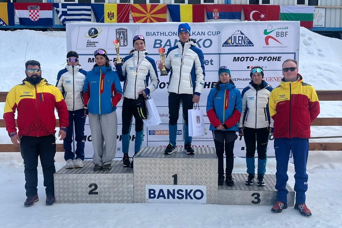 Székelyföldi fiatal biatlonisták Banszkóban. Jobbról Kristó Loránd, balról pedig Czont Attila edzők &bullet;  Fotó: Csíkszeredai ISK