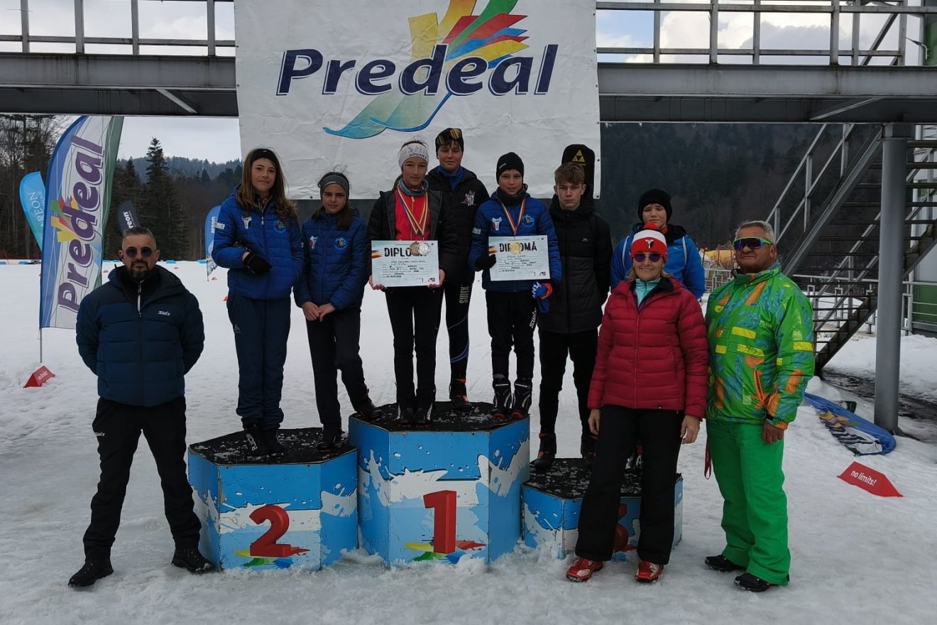 A csíkszeredai ISK fiatal biatlonistái Predealon. Gecse Izabella, Péter Árpád és Borbváth Áron edzők társaságában &bullet;  Fotó: Csíkszeredai ISK