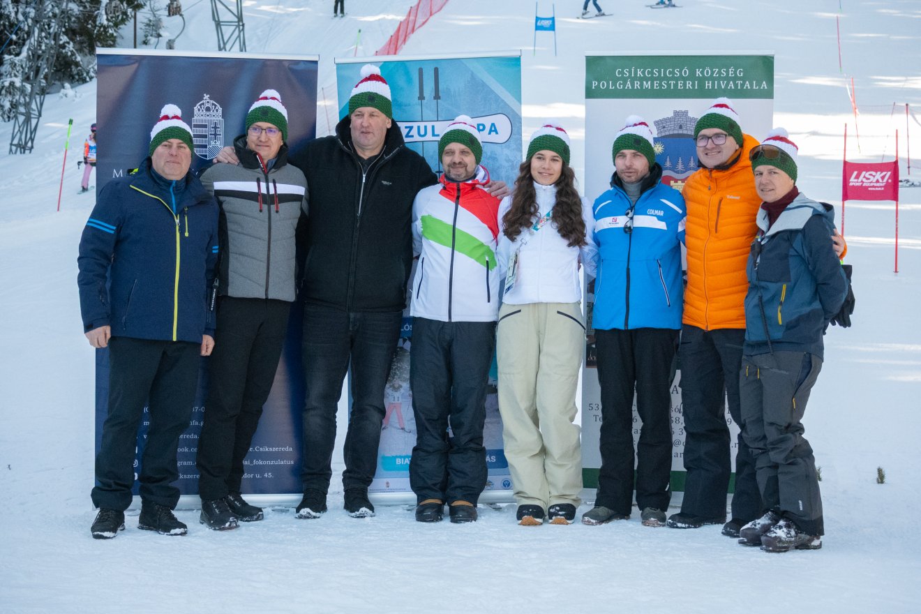 Balról jobbra: Kósa Imre, Nagy Zoltán, Péter Lukács, Dolhai István, Mandel Kata, Bíró Barna Botond, Korodi Attila és Miklós Edit • Fotó: Borbély Fanni