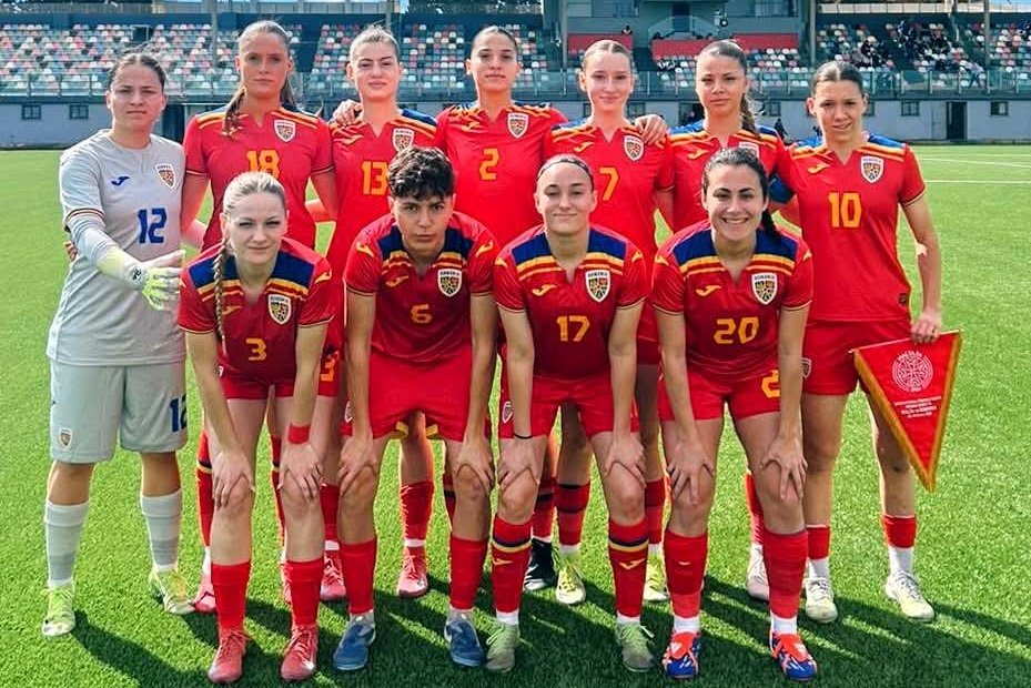 Szőke Eszter a felső sorban jobbról az első (10-es mezben) &bullet;  Fotó: Román Labdarúgó-szövetség (FRF)