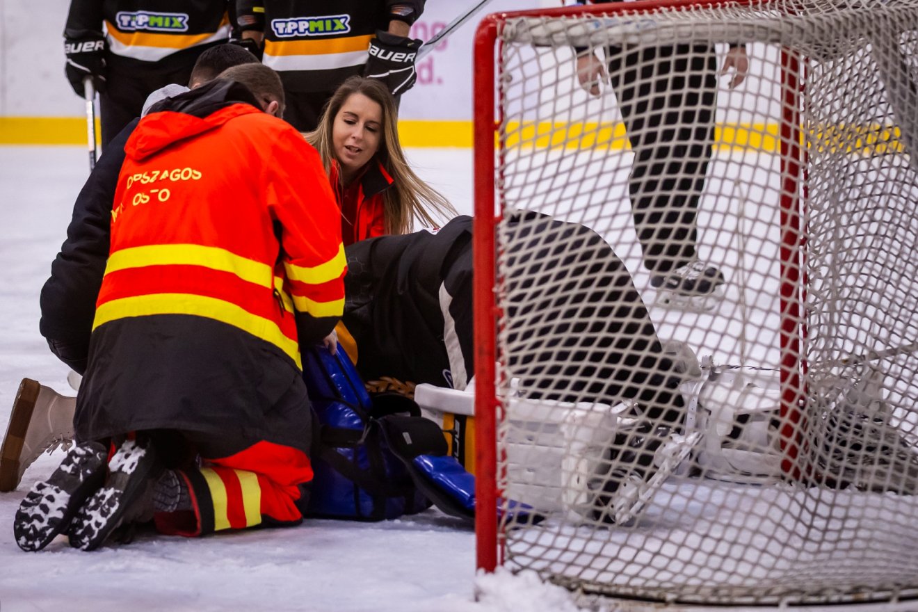 A 17. percben Hetényi Zoltánt, a DEAC kapusát le kellett cserélni &bullet;  Fotó: Dorogi Kristóf