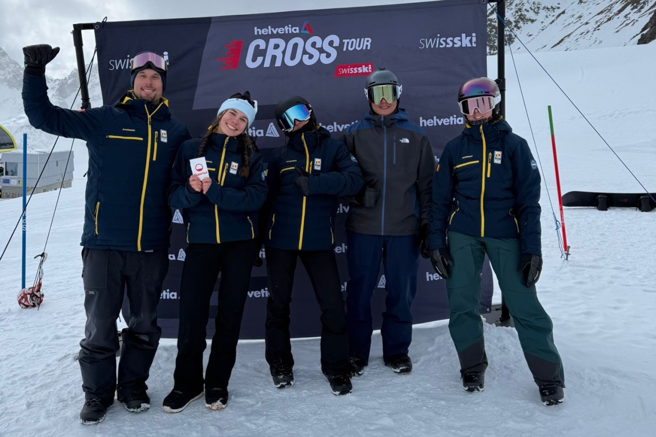 A román csapat: baloldalon Reisz Zoltán edző, mellette Mandel Kata. &bullet;  Fotó: Kinda Géza