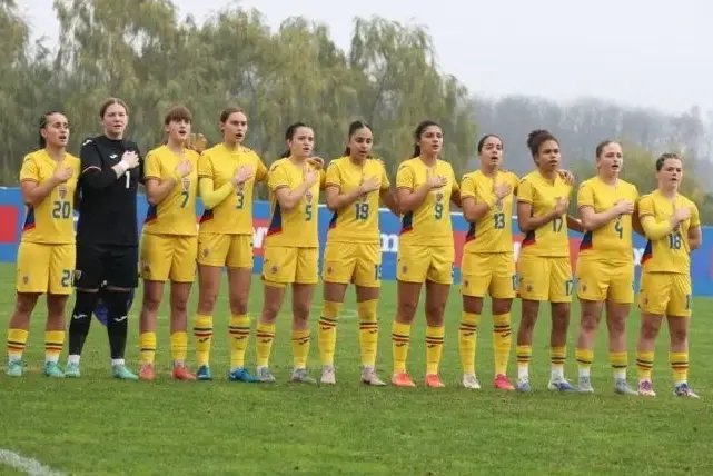 A romániai női U17-es női labdarúgó-válogatott. Balról az első Carina Suciu (20-assal), jobbról a harmadik pedig Nombot Annabelle (17-essel) &bullet;  Fotó: Román Labdarúgó-szövetség (FRF)