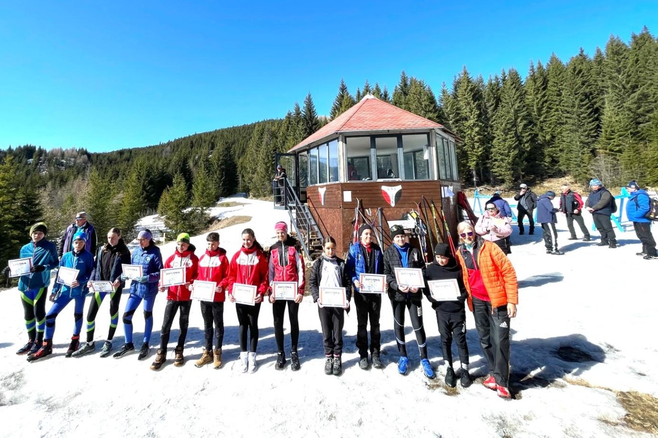 Az ifjúsági 4-es korosztályú váltók díjazása. Balról a gyergyói, jobbról a csíki csapat &bullet;  Fotó: Csíkszeredai ISK