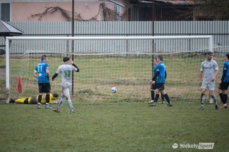Az agyagfalviak fordítottak és gólzáporral nyertek Csíkszentmártonban