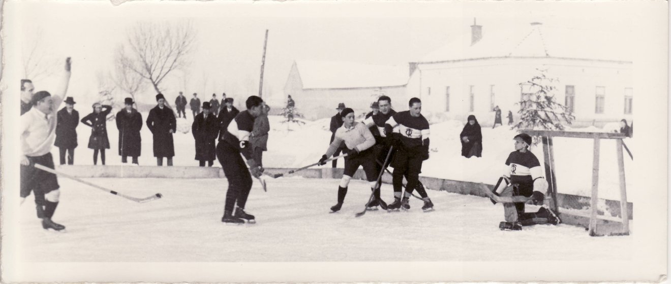 Történelmi pillanat: 1931. január 25-én született meg az első csíki gól a Bukaresti Tenis Clubul Român (TCR) ellen 1–1-es döntetlennel záruló mérkőzésen. A felvételt Andory Aladár Zoltán okleveles erdőmérnök és fényképész készítette. A gólszerző Császár Jenő volt (fehérben, a kapu közelében), akit Czáka István felemelt karral üdvözöl &bullet;  Fotó: Boda Jenő gyűjteményéből