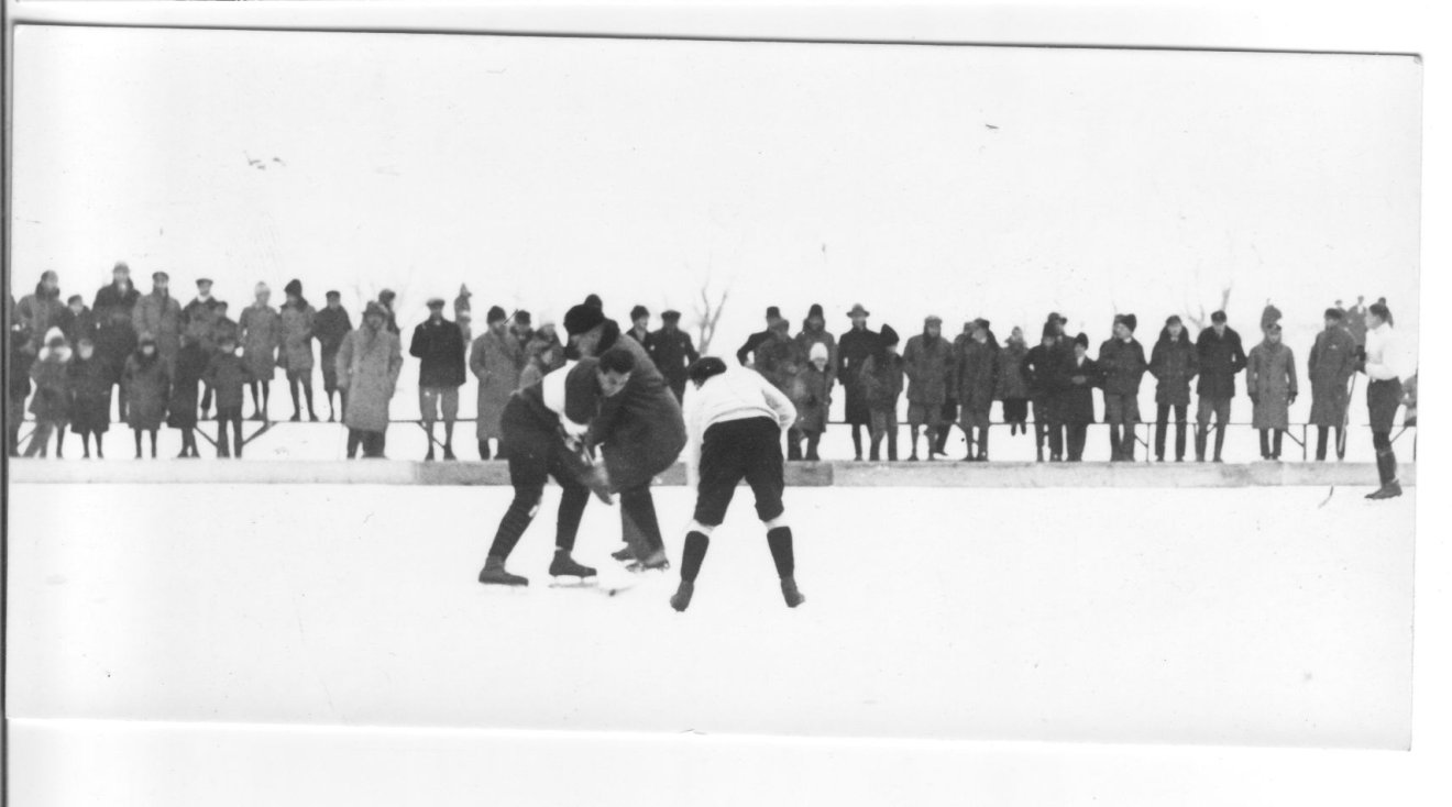 Jelenet az első, 1931-ben lejátszott első csíki hokimérkőzésről &bullet;  Fotó: Dobos László gyűjteményéből