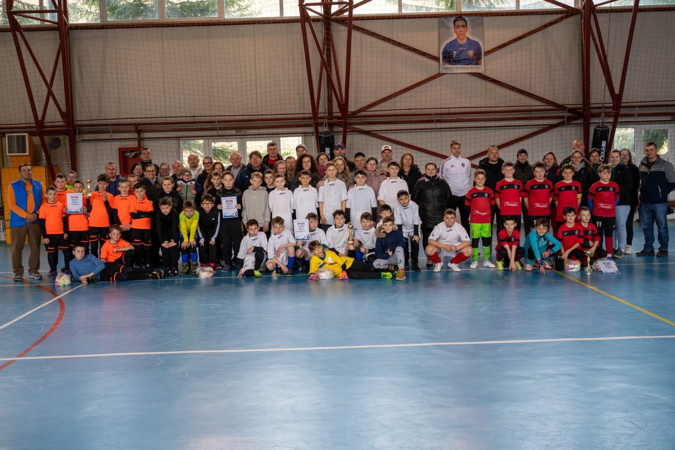 Csoportkép a gyimesközéploki tornán pályára lépő csapatokkal &bullet;  Fotó: Facebook/ Gyimesközéploki Loki SC