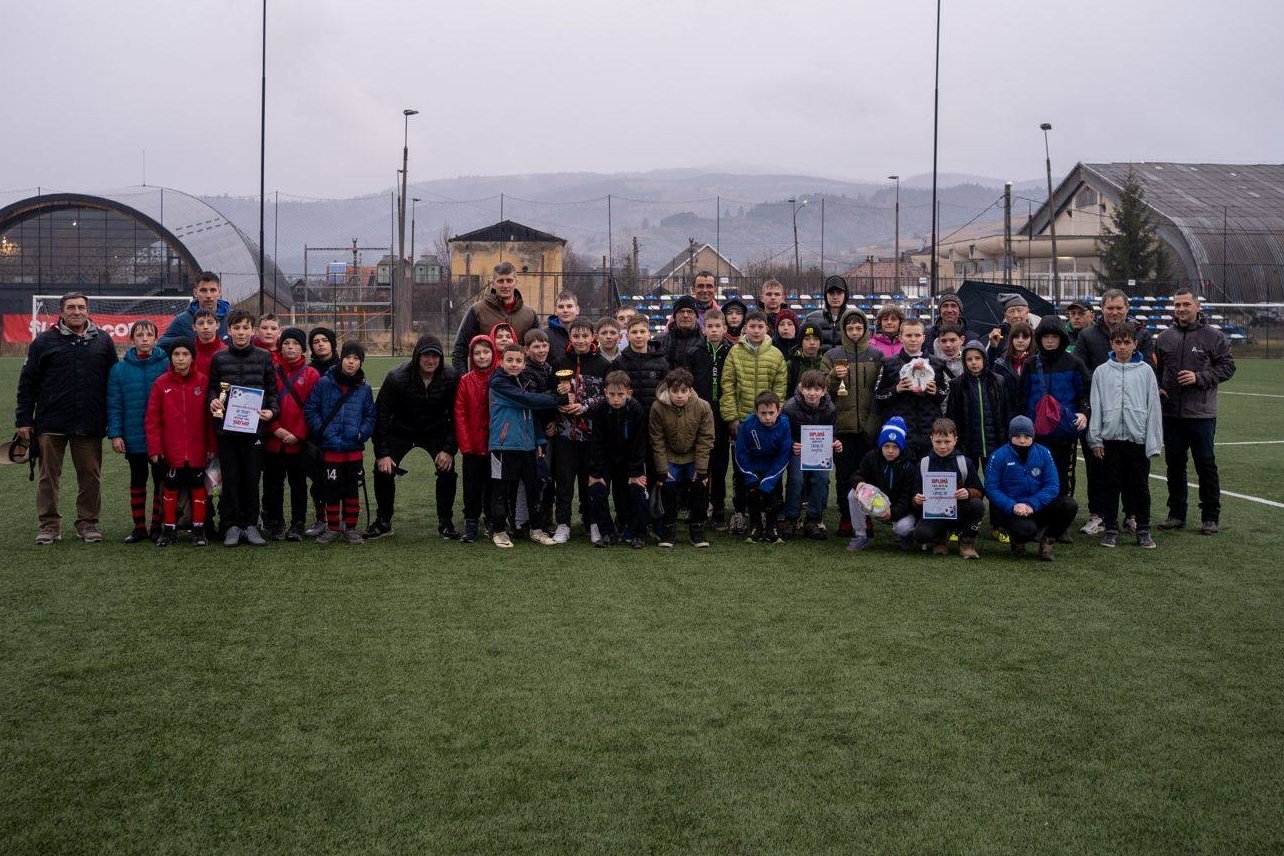 Csoportkép a gyergyószentmiklósi döntő résztvevőivel &bullet;  Fotó: Hargita Megyei Labdarúgó Egyesület (AJF Harghita)