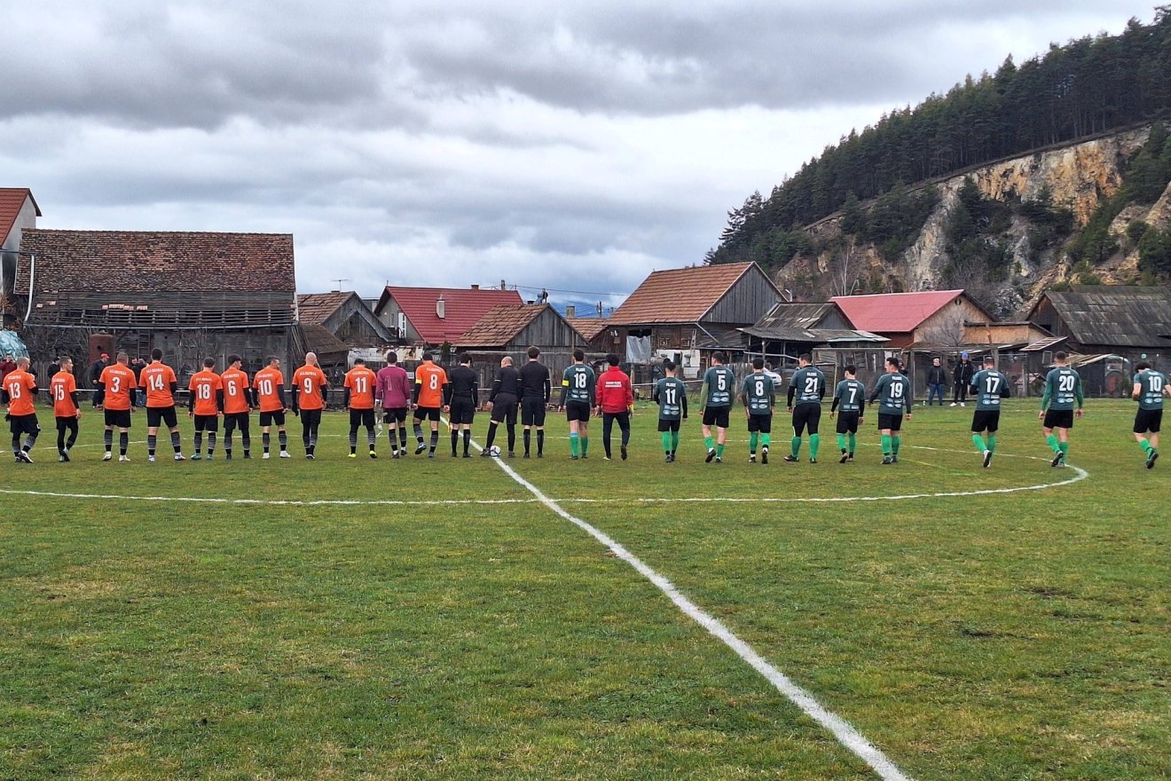 Erődemostrációt tartott a listavezető Tusnádi Piliske Gyergyószárhegyen &bullet;  Fotó: facebook/ Gyergyószárhegyi Bástya