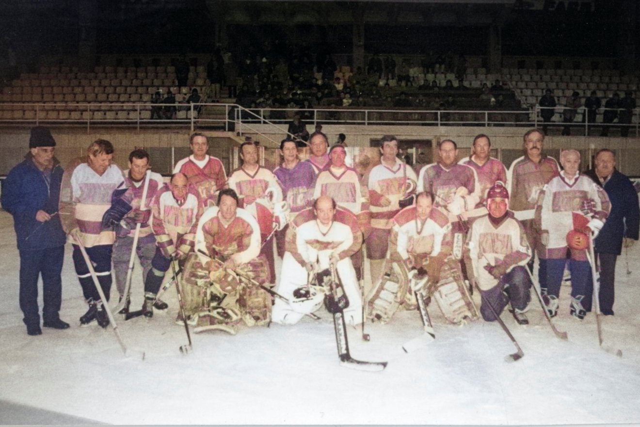 Az első csíkszeredai jégkorong-mérkőzés 65. évfordulójának ünnepségén, a bemutató (nosztalgia) mérkőzés végén készült felvétel (1996. március 16.). A fotó készítője nagy valószínűséggel Nagy P. Zoltán. A képen az 1996-os Old Boys csapat játékosai láthatók &bullet;  Fotó: Boda Jenő gyűjteményéből