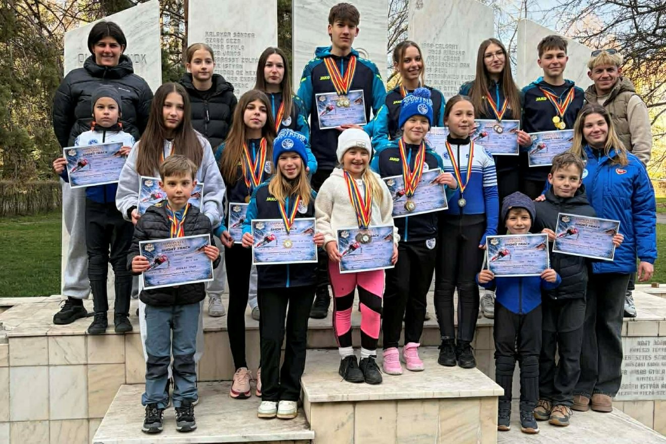 A Csíkszeredai Sportklub érmes gyorskorcsolyázói. Balról Szőcs Renáta edző &bullet;  Fotó: Csíkszeredai Sportklub