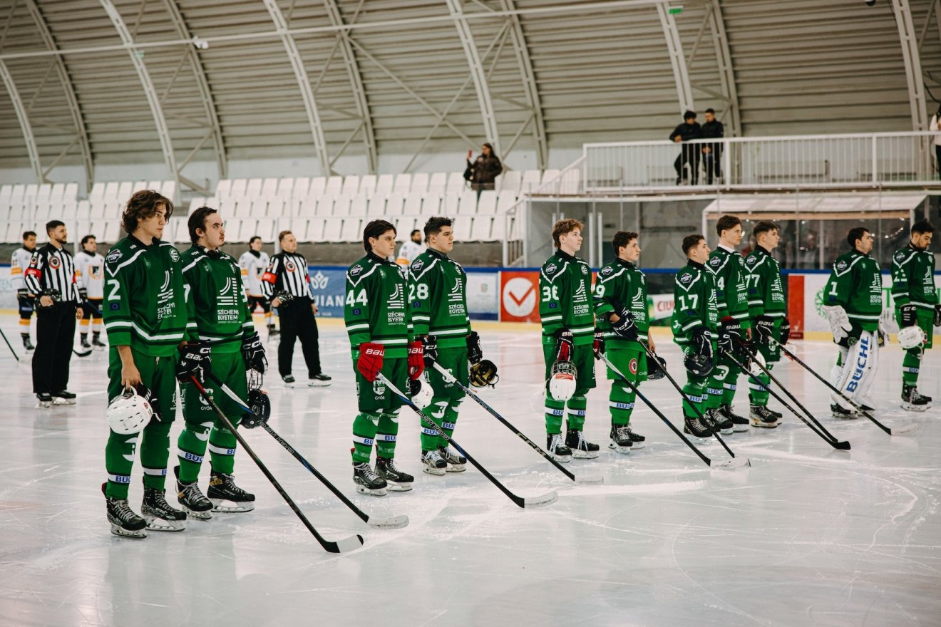 Kevesen voltak kíváncsiak a csíkkarcfalvi torna nyitómérkőzésére &bullet;  Fotó: UNI ETO Győr HC