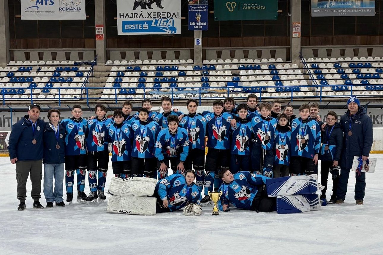 A Csíkszeredai ISK U15-ös korosztályú hokicsapata. Balról Petres Tivadar, jobbról pedig Szabó István edzők &bullet;  Fotó: Román Jégkorong-szövetség (FRHG)