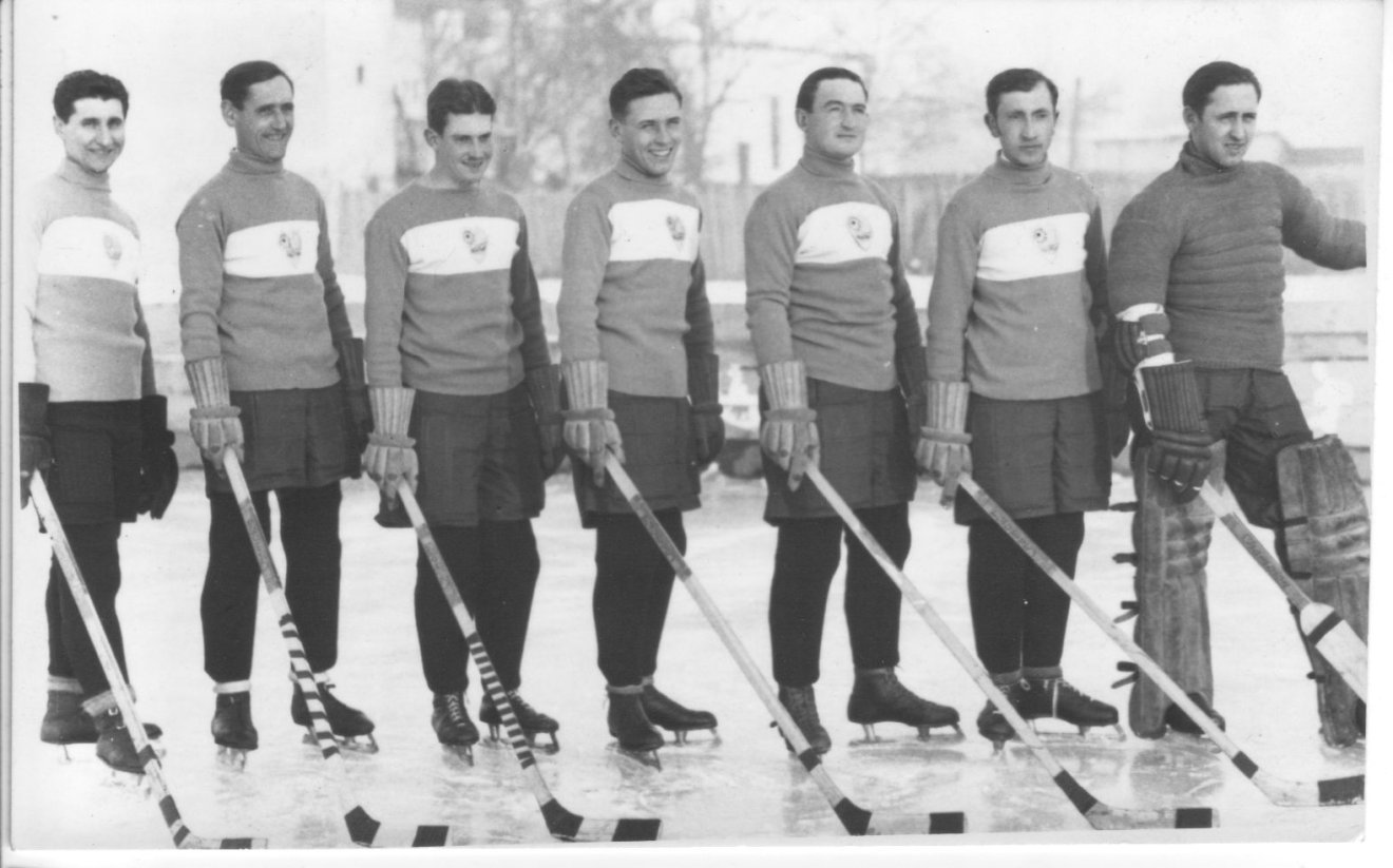 Az alapítók balról jobbra: Bedő Ákos, Schmidt Béla, Vákár Lajos, Löffler Aurél, Czáka István, Miklós Gyula és Dóczy János &bullet;  Fotó: Dobos László gyűjteményéből