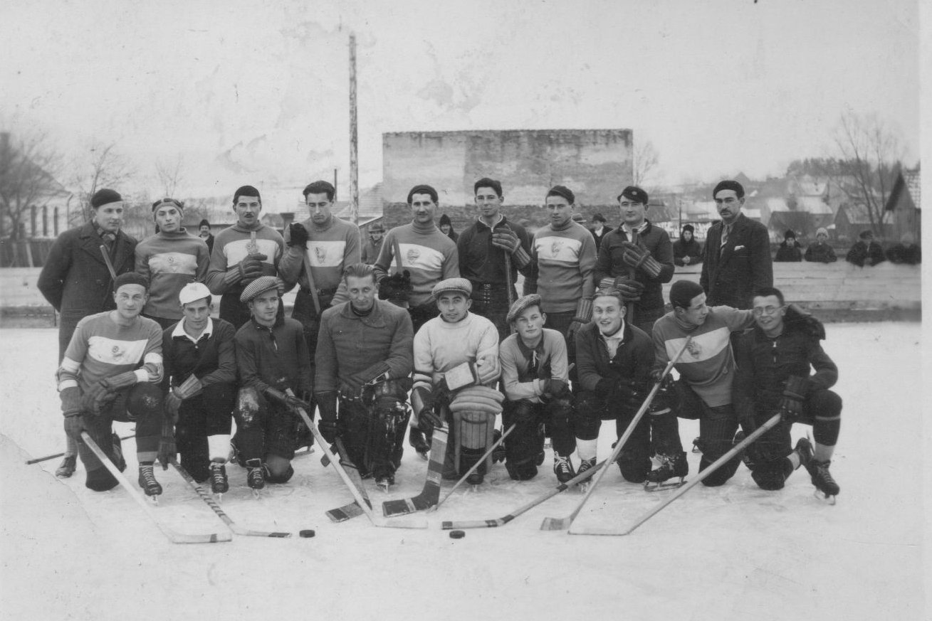 A csíkszeredai jégkorongozók a ’30-as években, két csapatra oszolva. &bullet;  Fotó: Dobos László gyűjteményéből