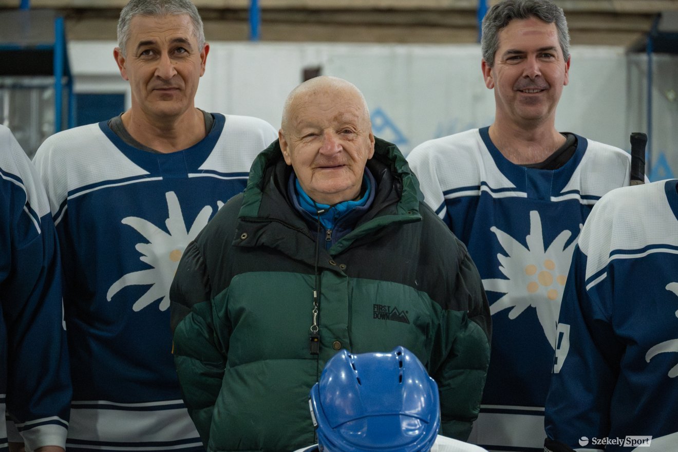 Janovits Endre nagyon boldog tanítványai körében &bullet;  Fotó: Borbély Fanni