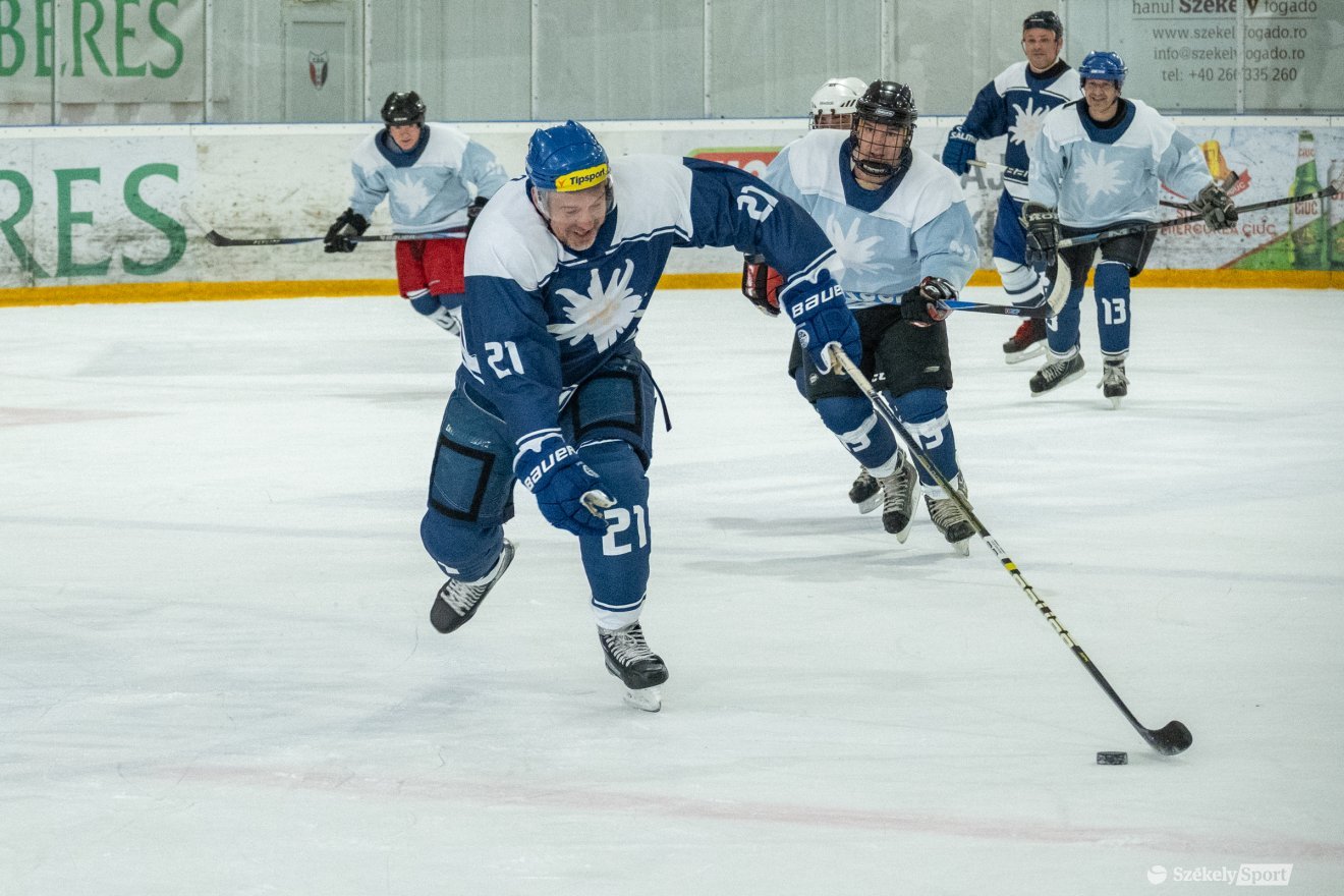 Hozó Levente (21-essel) még ma is kiválóan jégkorongozik • Fotó: Borbély Fanni