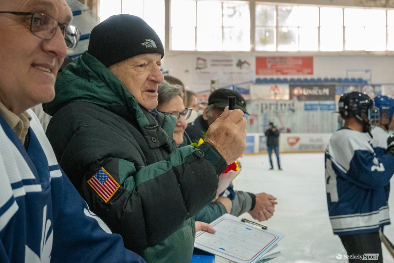 A 84. életévében járó Janovits Endre a nosztalgiamérkőzés előtt is taktikai eligazítást tartott • Fotó: Borbély Fanni